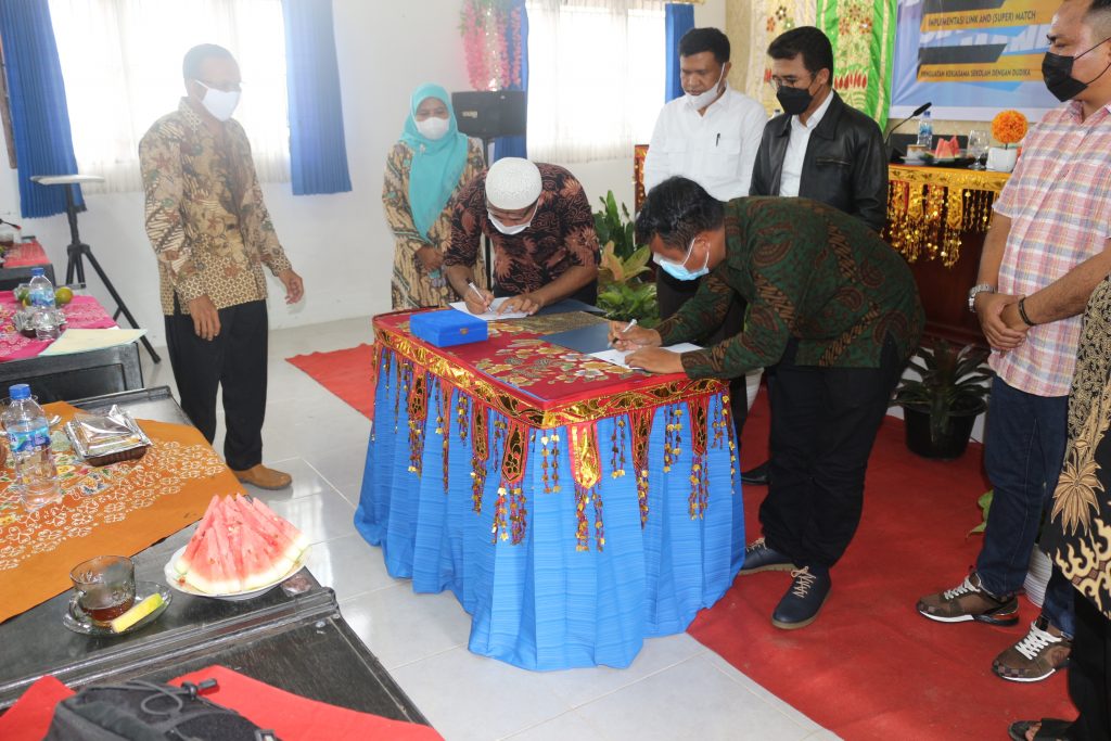 Penandatangan MoU Mitra Iduka dan Perguruan Tinggi disaksikan oleh Kepala Dinas Pendidikan Prov Sumatera Barat